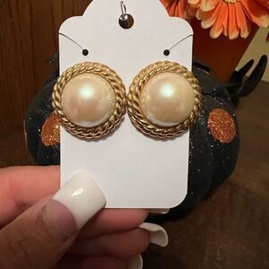 SARAH COVENTRY signed vintage pearl earrings 1”